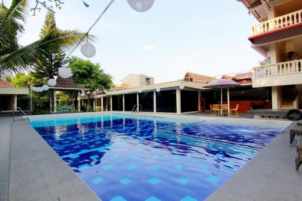 Hotel Grand Rosela Yogyakarta Exterior photo